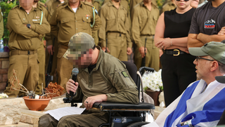 המג"ד שנפצע בא בכיסא גלגלים. 5 הלוויות, יום אחד