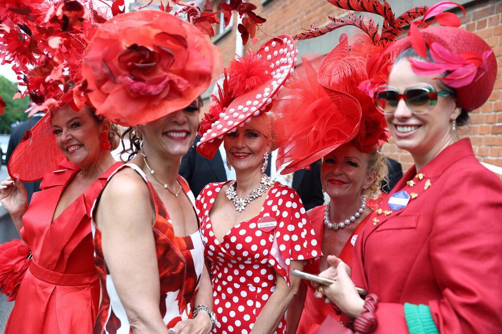 Guests coordinated in red at Royal Ascot (Photo: Reuters/Toby Melville) קהל ברויאל אסקוט, 2026