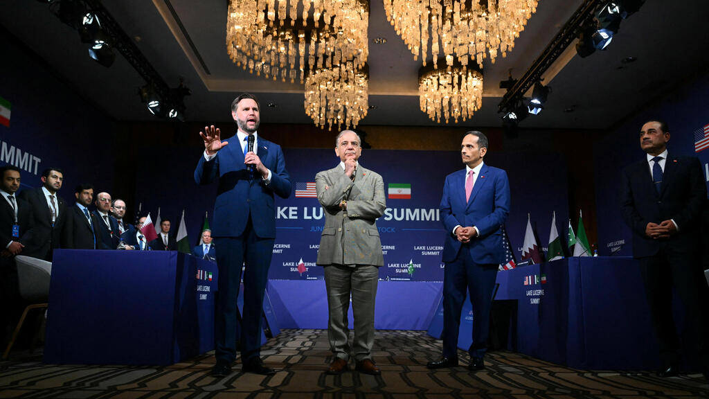 Джей Ди Вэнс и премьер-министры Пакистана и Катара (Фото: COFFRINI/Pool via REUTERS) פסגת שיחות איראן- ארה"ב בשווייץ