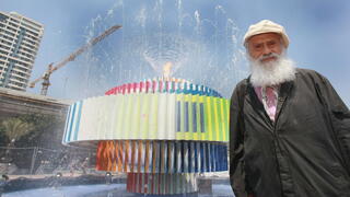 יעקב אגם לצד המזרקה "אש ומים", 2012