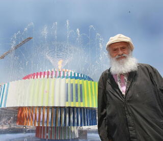 יעקב אגם לצד המזרקה "אש ומים", 2012
