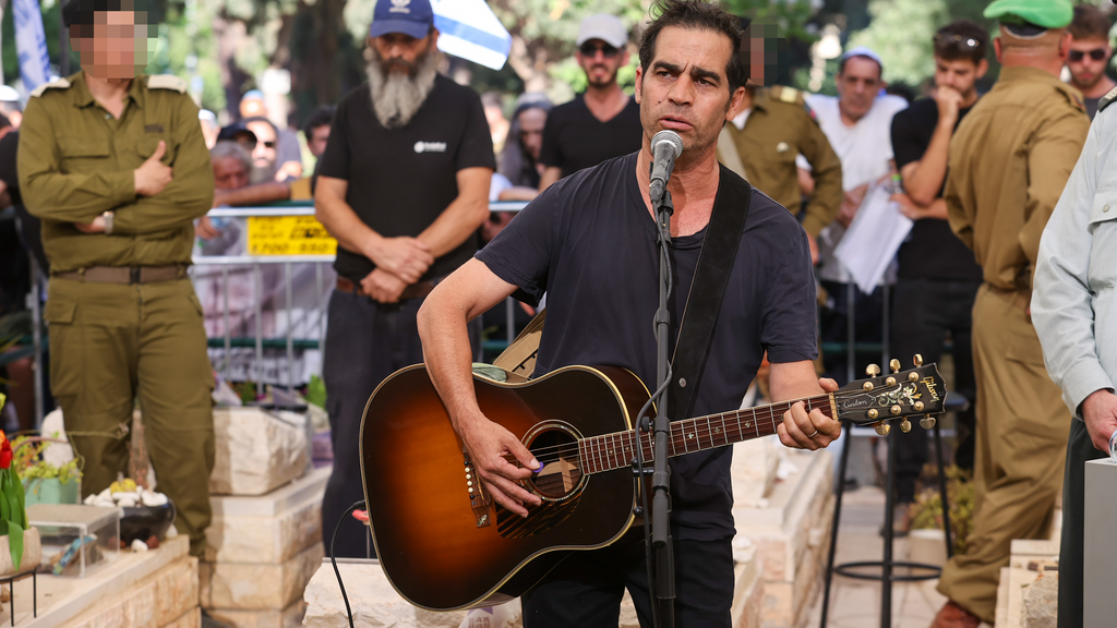 Aviv Geffen sings 'Moonlight' to honor Liav at his funeral (Photo: Ido Erez) הלווייתו של סמ"ר ליאב כבביה ז"ל
