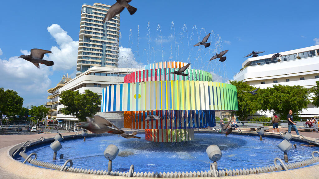 The original version of the fountain (Photo ChameleonsEye, Shutterstock) המזרקה בכיכר דיזנגוף בגרסה המקורית
