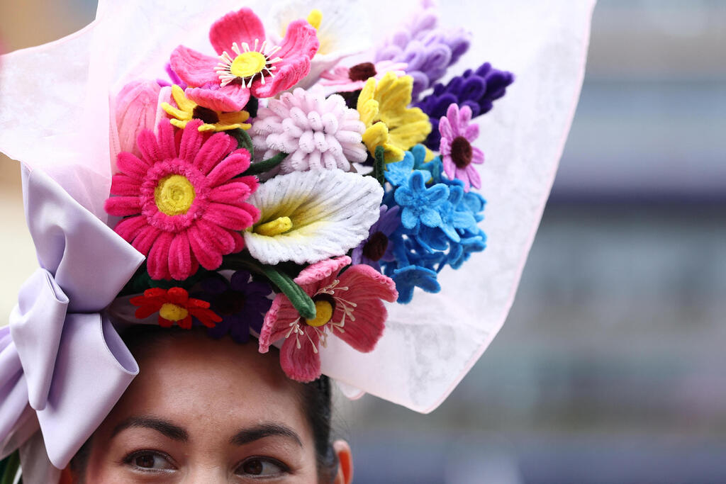 The elaborate hats have become one of Royal Ascot’s most recognizable symbols and an inseparable part of the culture surrounding it (Photo: Reuters/Toby Melville) קהל ברויאל אסקוט, 2026