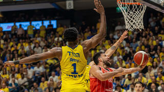 שחקן הפועל ת"א ואסיליה מיציץ' מול שחקן מכבי ת"א ג'יילן הורד