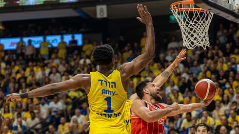 שחקן הפועל ת"א ואסיליה מיציץ' מול שחקן מכבי ת"א ג'יילן הורד