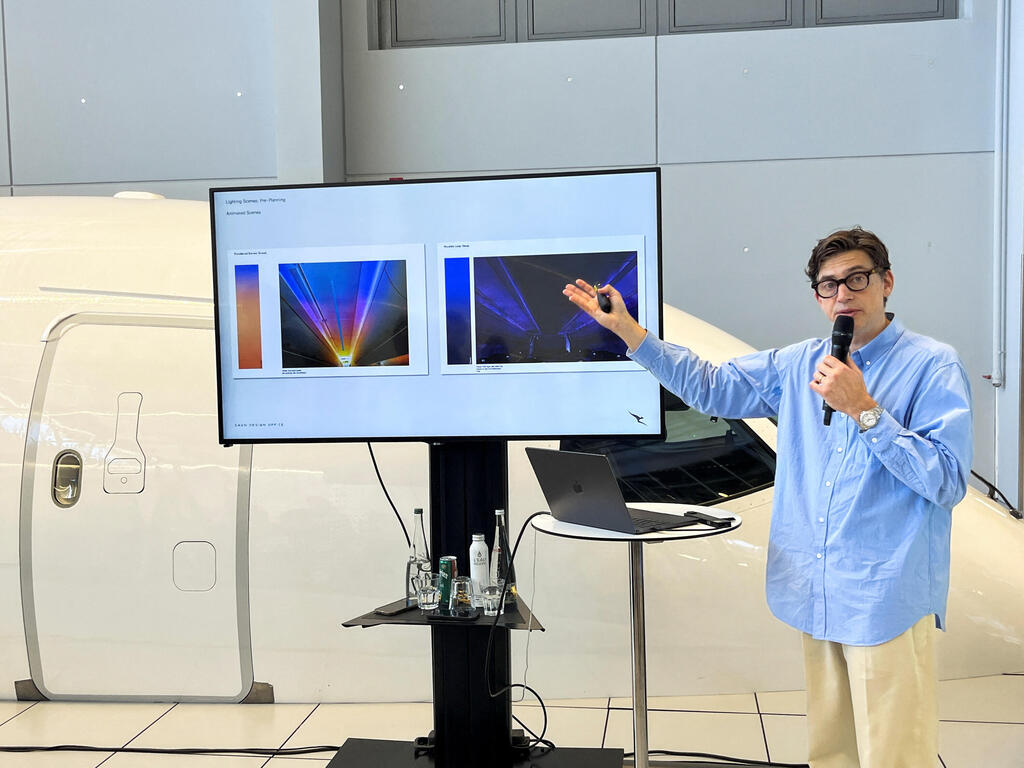 Industrial designer David Caon presents the dynamic cabin ambient lighting concepts (Photo: REUTERS/Tim Hepher) המעצב התעשייתי דייוויד קאון מציג את תוכניות תאורת האווירה הדינמית בתא הנוסעים במהלך הצגת "פרויקט זריחה" (Project Sunrise) של קוואנטס בפני התקשורת בטולוז,