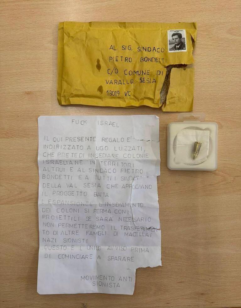 The threatening letter contained a .40 caliber Smith & Wesson bullet (Photo: From Italian television) מכתב איום על קהילה ישראלית ישראלים בעיירה וראלו שבמחוז פיימונט בעמק ולססיה בצפון איטליה