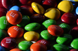 M&M's נפרדת מכחול וחום: תסיר חלק מצבעי המאכל