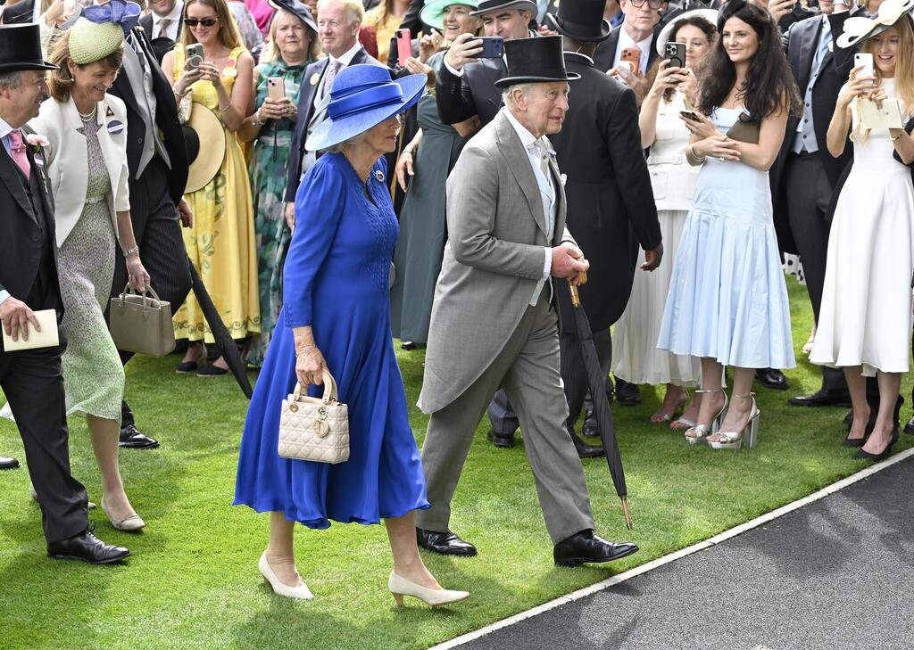 Queen Camilla in a dress by Fiona Clare Aldridge and a Philip Treacy hat (Photo: Stuart C. Wilson/Getty Images) המלכה קמילה והמלך צ'ארלס ברויאל אסקוט, 2026