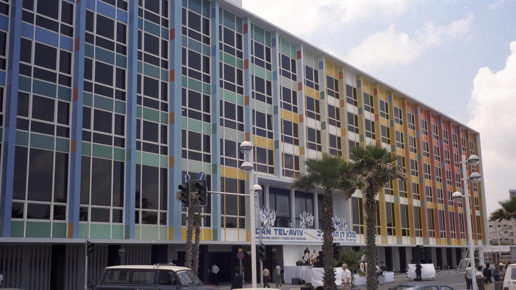 The colorful facade of the Dan Hotel in Tel Aviv in 1986 (Photo: David Rubinger) אותה צבעוניות המזוהה עם אגם ז"ל - מלון דן ברחוב הירקון, 1986