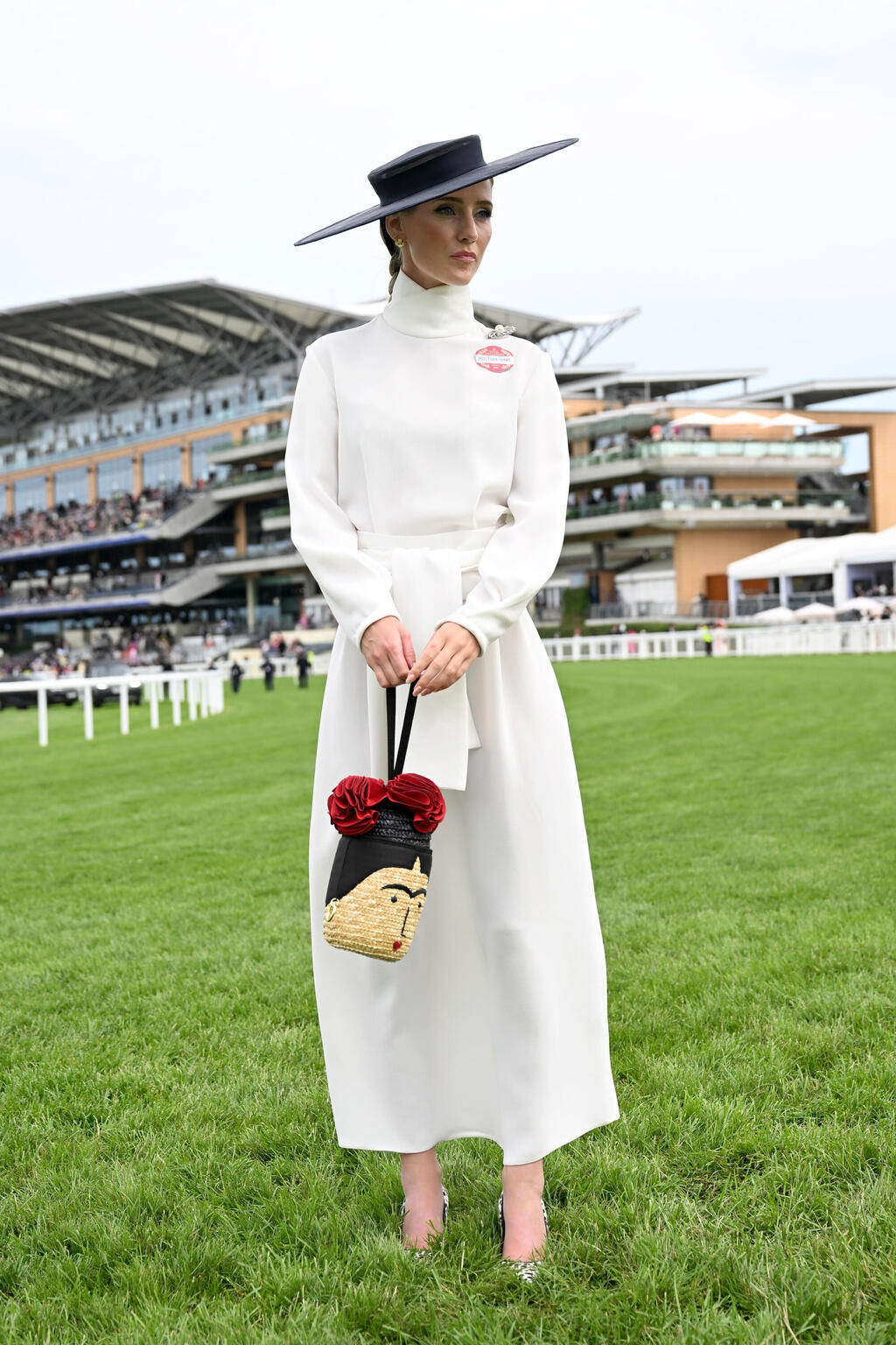 White dress, black hat and a Frida Kahlo handbag: Flora Gibbs (Photo: Kirstin Sinclair/Getty Images for Royal Ascot) פלורה גיבס ברויאל אסקוט, 2026