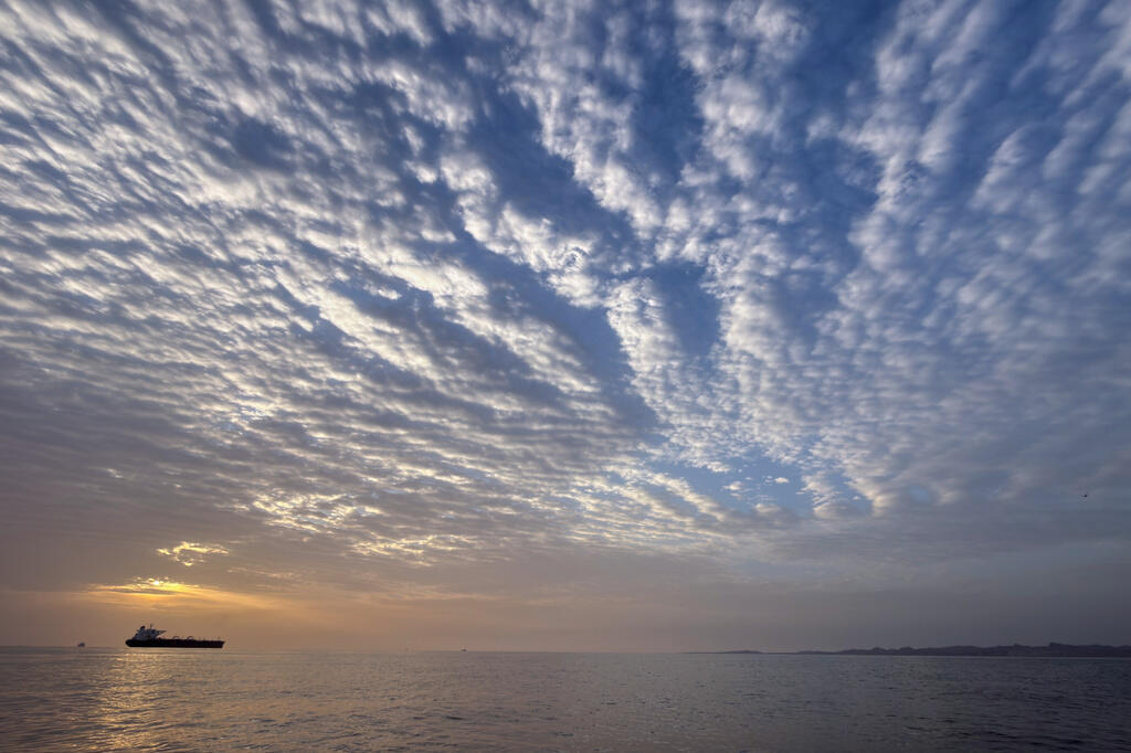 A view of the Strait of Hormuz from the Iranian island of Qeshm (Photo: Asghar Besharati / AP) האי האיראני קשם באזור מצר הורמוז