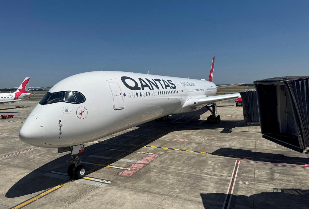 Australia’s Qantas unveils the first of 12 Airbus A350-1000ULR aircraft, specially configured for ultra-long-haul direct flights, at a ceremony held at Airbus headquarters in Toulouse (Photo: REUTERS/Tim Hepher) קוואנטס האוסטרלית מציגה את הראשון מבין 12 מטוסי איירבוס A350-1000ULR שהותאמו במיוחד לטיסות ישירות ארוכות טווח, בטקס שנערך במטה איירבוס בטולוז