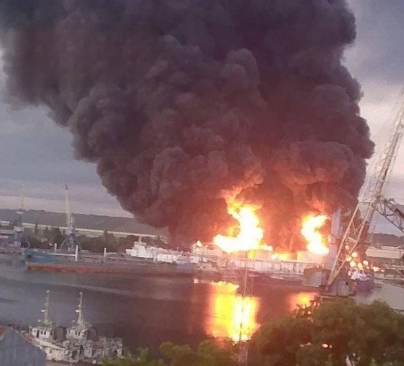 Fire at an oil facility in Crimea, which was captured by Russia from Ukraine and is facing a fuel shortage following Ukrainian drone attacks שריפה מתקן נפט ב קרים שנכבש על ידי רוסיה מידי אוקראינה ומתמודד עם מחסור משבר נפט דלק בעקבות מתקפות כטב"מים אוקראיניות