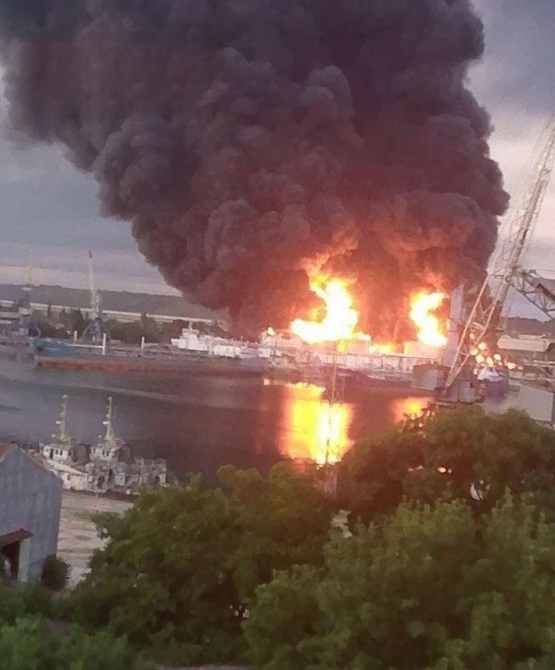 Photo circulated by the Ukrainians purporting to show a huge fire at an oil facility that was attacked in Crimea שריפה מתקן נפט ב קרים שנכבש על ידי רוסיה מידי אוקראינה ומתמודד עם מחסור משבר נפט דלק בעקבות מתקפות כטב"מים אוקראיניות