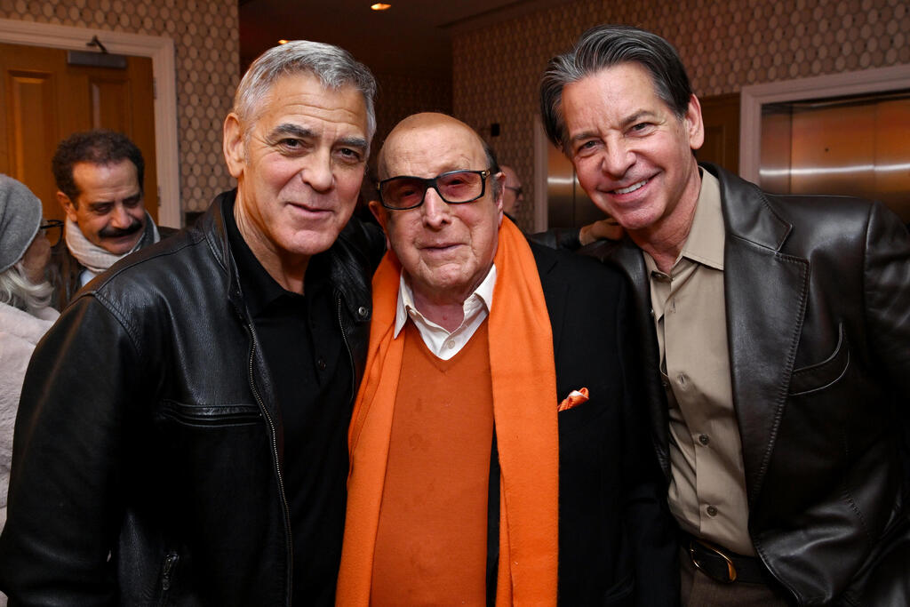 Davis (center) with actor George Clooney and agent Greg Schriefer (Photo: Roy Rochlin/Getty Images for Netflix) גרג שרייפר, קלייב דייויס וג'ורג' קלוני