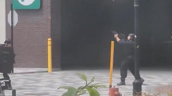 Heavily armed officers enter a supermarket building during the emergency response to a shooting in Montreal's Côte-des-Neiges neighborhood קנדה מונטריאול אירוע ירי