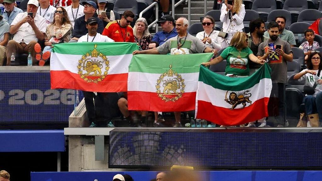 Lion-and-sun flags during the match (Photo: Iran International) אוהדי נבחרת איראן