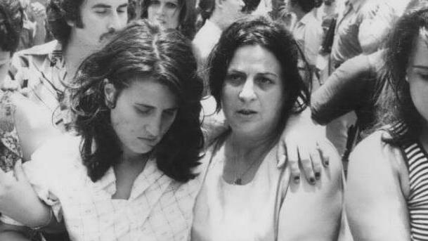 Relatives embrace, kiss and tearfully welcome loved ones freed in the Entebbe rescue operation (Photo: State Archives) קרובי-משפחה מקבלים בחיבוקים, דמעות ונשיקות את יקיריהם אשר נחטפו לאוגנדה ושוחררו במבצע אנטבה
