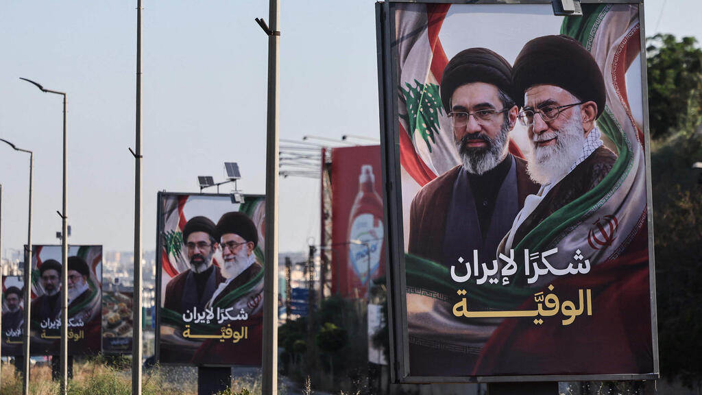 Billboards near Beirut’s Rafic Hariri Airport reading ‘Thank you, Iran’ (Photo: Anwar AMRO / AFP) ביירות לבנון ליד נמל תעופה רפיק חרירי שלטי חוצות "תודה לך איראן"