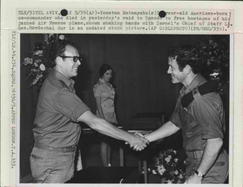 סא"ל יונתן נתניהו ז"ל מקבל את עיטור המופת מידי הרמטכ"ל מרדכי (מוטה) גור בתאריך 8 במאי 1975 (התמונה פורסמה מחדש בעקבות מבצע אנטבה בו פקד ונפל סא"ל נתניהו)