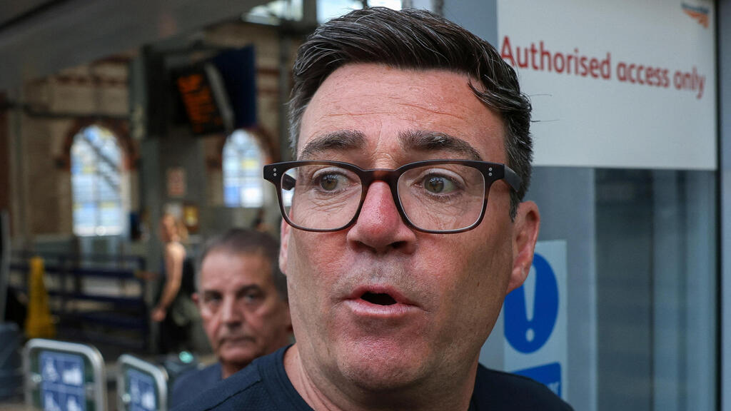 בריטניה אנדי ברנהאם ב מנצ'סטר בדרך ל רכבת ל לונדון ל השבעה בפרלמנט