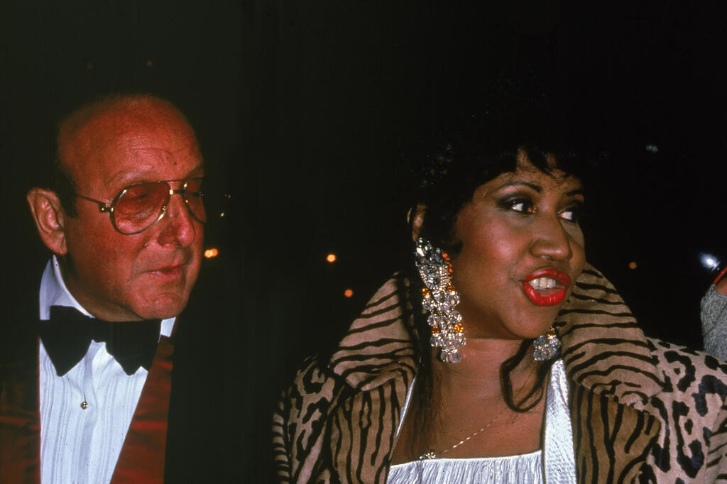 Davis and Aretha Franklin (Photo: Hulton Archive/Getty Images) קלייב דייוויס ואריתה פרנקלין
