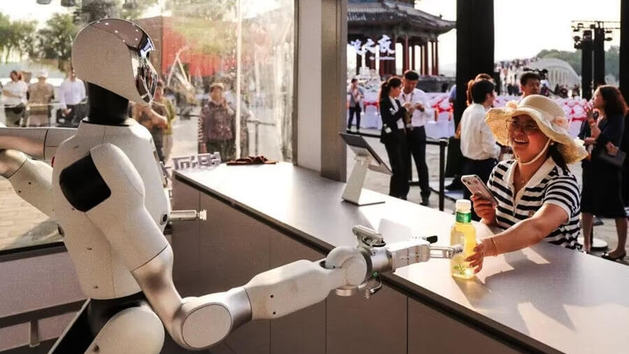 רובוט אוטונומי בחנות העצמאית בהונג קונג