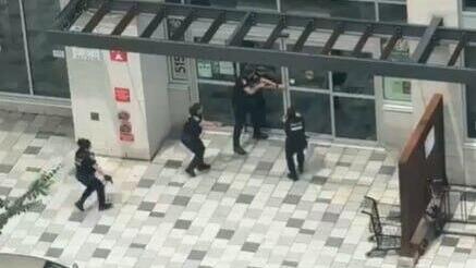 Спецназ полиции Монреаля у входа в супермаркет קנדה מונטריאול אירוע ירי