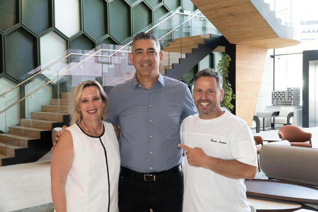 Chef Shahaf Shabtay with Tomer Rosenberg, CEO of Ad 120, and Liron Merhav, CEO of Ad 120 Modi’in (Photo: Shay Afgin) Chef Shahaf Shabtay with Tomer Rosenberg, CEO of Ad 120, and Liron Merhav, CEO of Ad 120 Modi’in