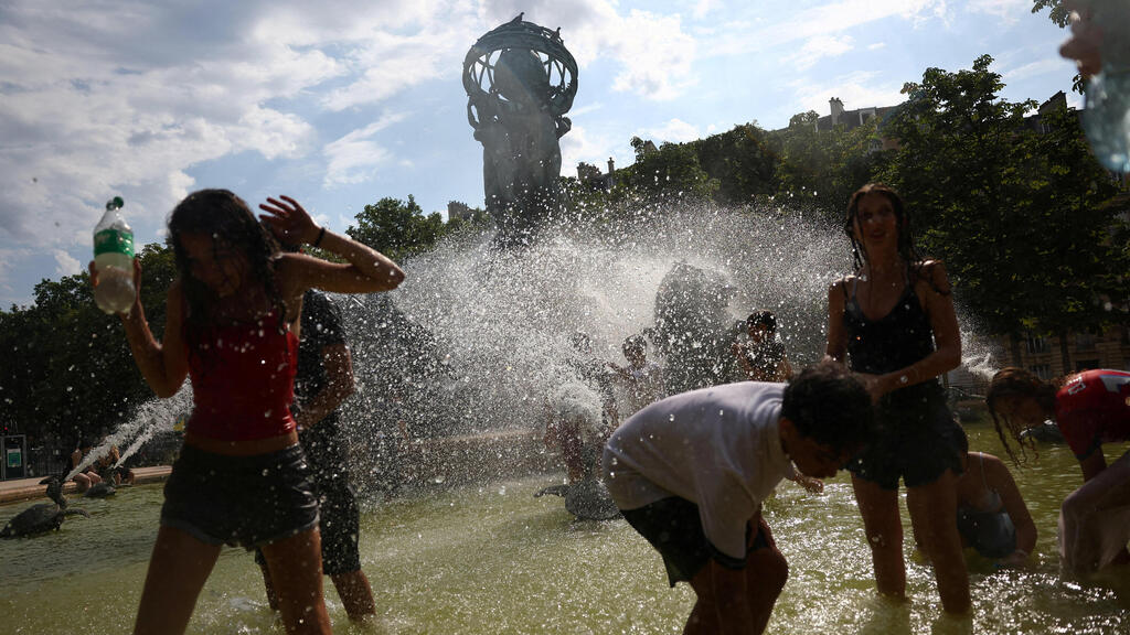 Жара в Париже (Фото: REUTERS/Abdul Saboor/File Photo) גל חום אירופה פריז צרפת