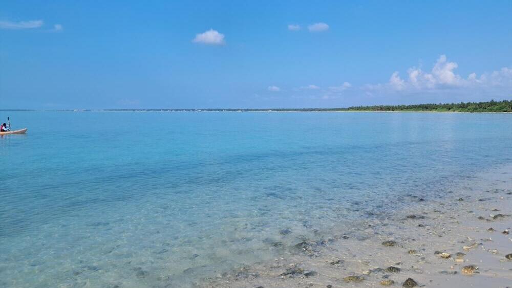 India's Minicoy Island, the quietest beach in the world (Photo: Salma Saji/Shutterstock) מים צלולים בחוף באי מיניקוי