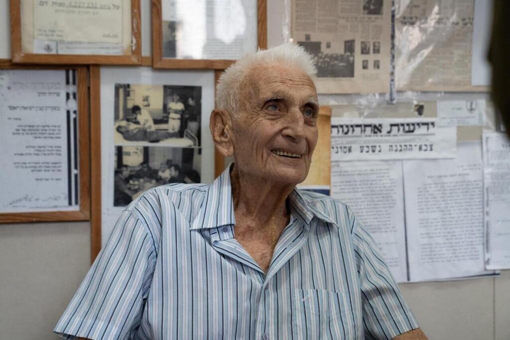 סא"ל משולם שבתאי, מאחרוני העצורים בשבת השחורה, מקבל תעודת הערכה מקצין הרפואה הראשי