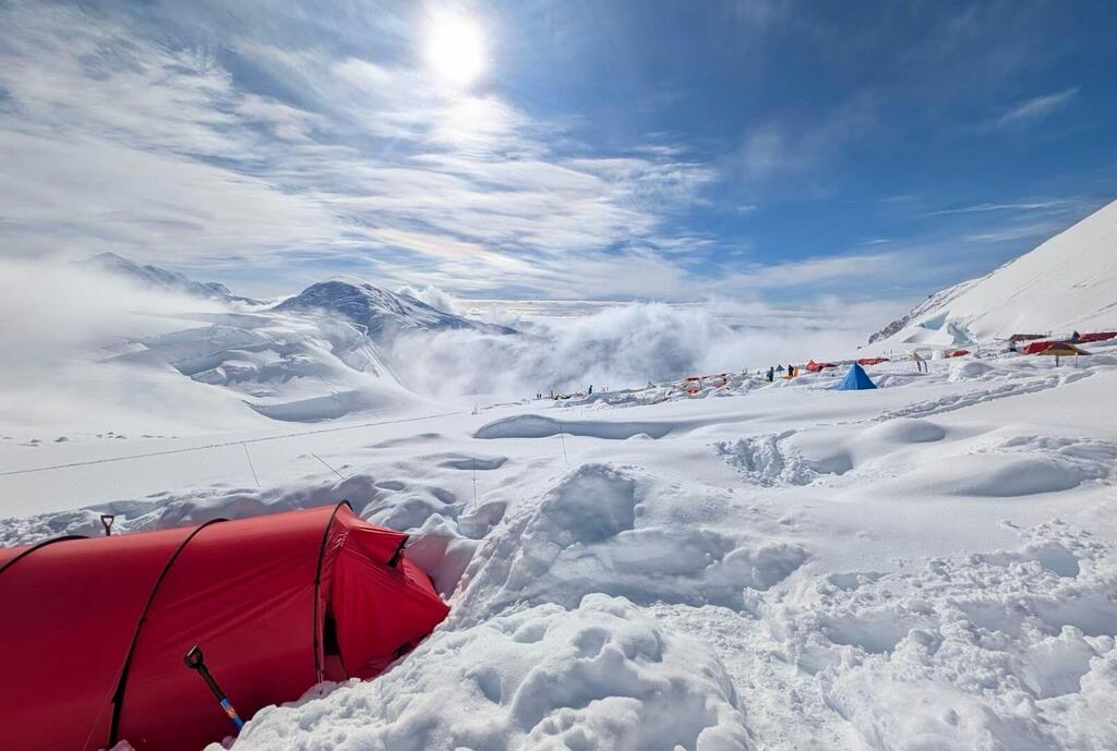 The tent buried after a snowstorm (Photo: Shay Lachowitzer) האוהל נקבר לאחר סופת שלגים