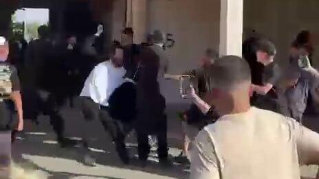 Secular and ultra-Orthodox youths clash in Arad during nationwide convoy protests against the draft (Photo: from social media) עימותים בערד