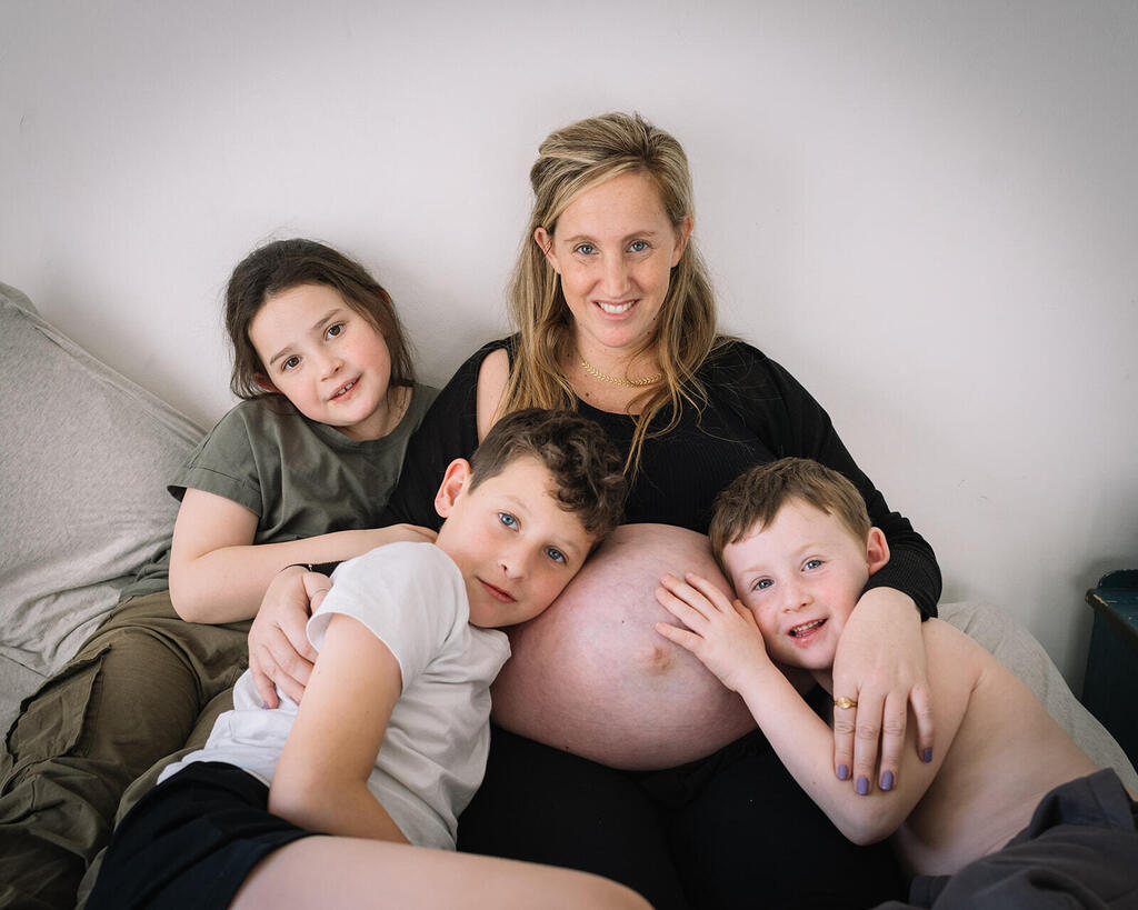 Amit Yaron with her three children. She told them from the start that it was not her baby (Photo: Yasmin Berda Peer) עמית ירון