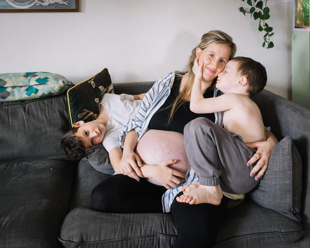 Amit Yaron with two of her children. "I asked myself: Do you have the strength for another pregnancy?" (Photo: Yasmin Berda Peer) עמית ירון
