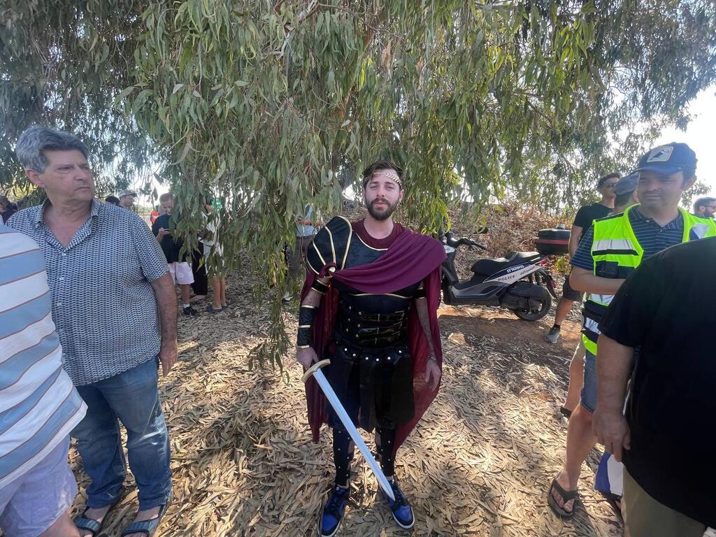 Kfar Yona resident Yuval Shefer, dressed as a knight, joins a counterprotest against repeated disruptions near Military Prison 10 (Photo: Roy Rubinstein) יובל שפר