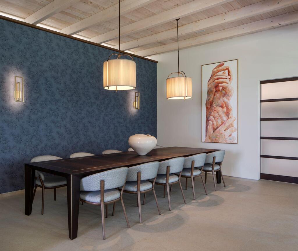 In the dining area, the wall was clad in blue as a backdrop for the furniture (Photo: Ori Ackerman) בית של שכבות, עיצוב: איתמר לוי