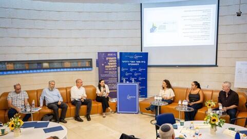מימין לשמאל: ד״ר אוהד אופז, לירי אלבג, ענתי אלקבץ, ד"ר שרה שורץ, פרופ' ליאור זמר, הרב תמיר גרנות וקלמן ליבסקינד מימין לשמאל: ד״ר אוהד אופז, לירי אלבג, ענתי אלקבץ, ד"ר שרה שורץ, פרופ' ליאור זמר, הרב תמיר גרנות וקלמן ליבסקינד