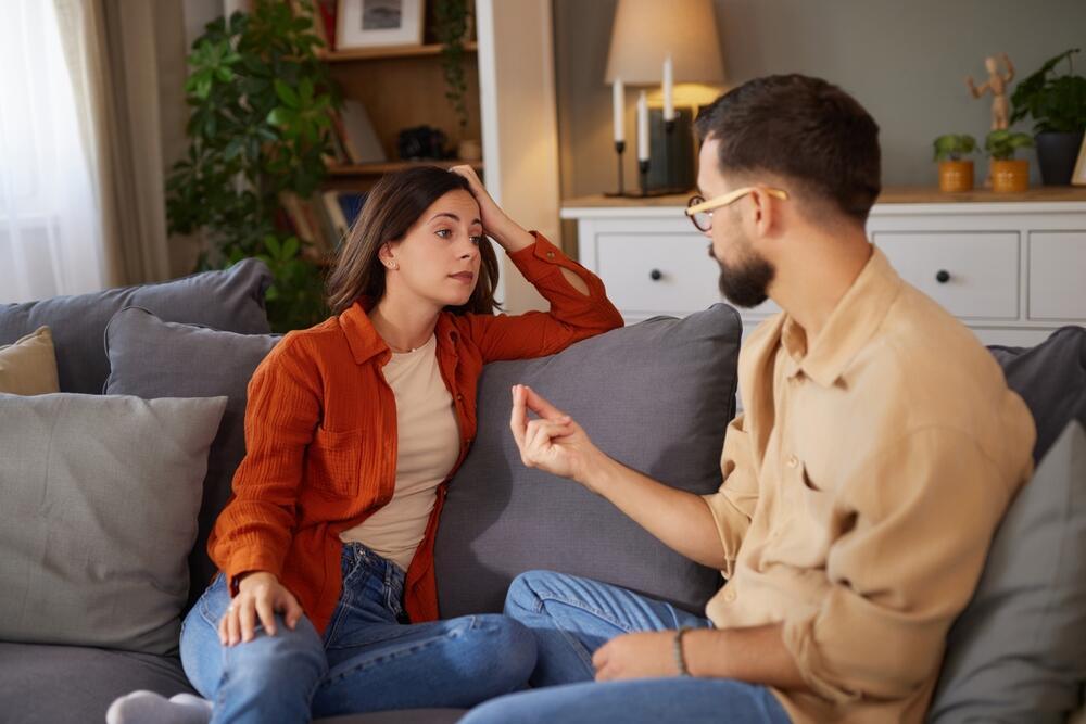 Defensiveness is born out of genuine, deeply human fear: the fear of being blamed (Photo: Shutterstock) זוג ריב מריבה ויכוח זוגיות שיחה
