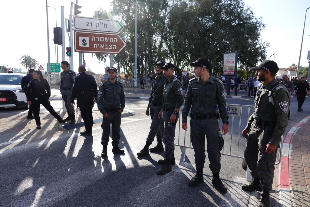 Police block a junction outside Kfar Yona to prevent protesters from reaching Military Prison 10 (Photo: Shaul Golan) צומת כפר יונה