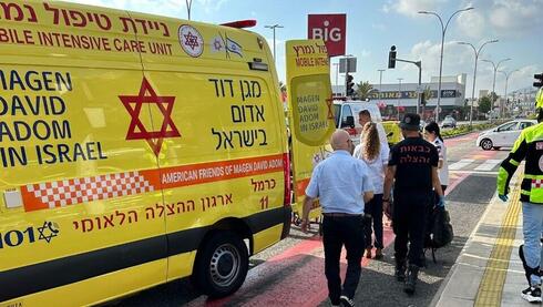 הולך רגל נפצע אנוש מפגיעת אוטובוס בנשר