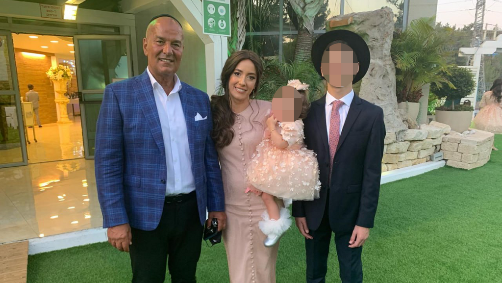 מיכאל מישל מזרחי ז"ל יחד עם משפחתו