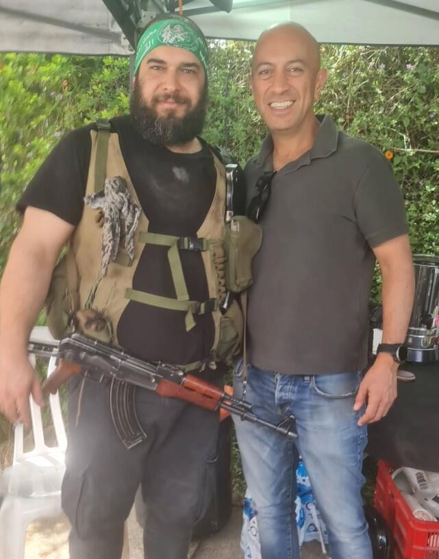 רואד עאזר (משמאל) עם אבי יששכרוף, על סט צילומי "פאודה"