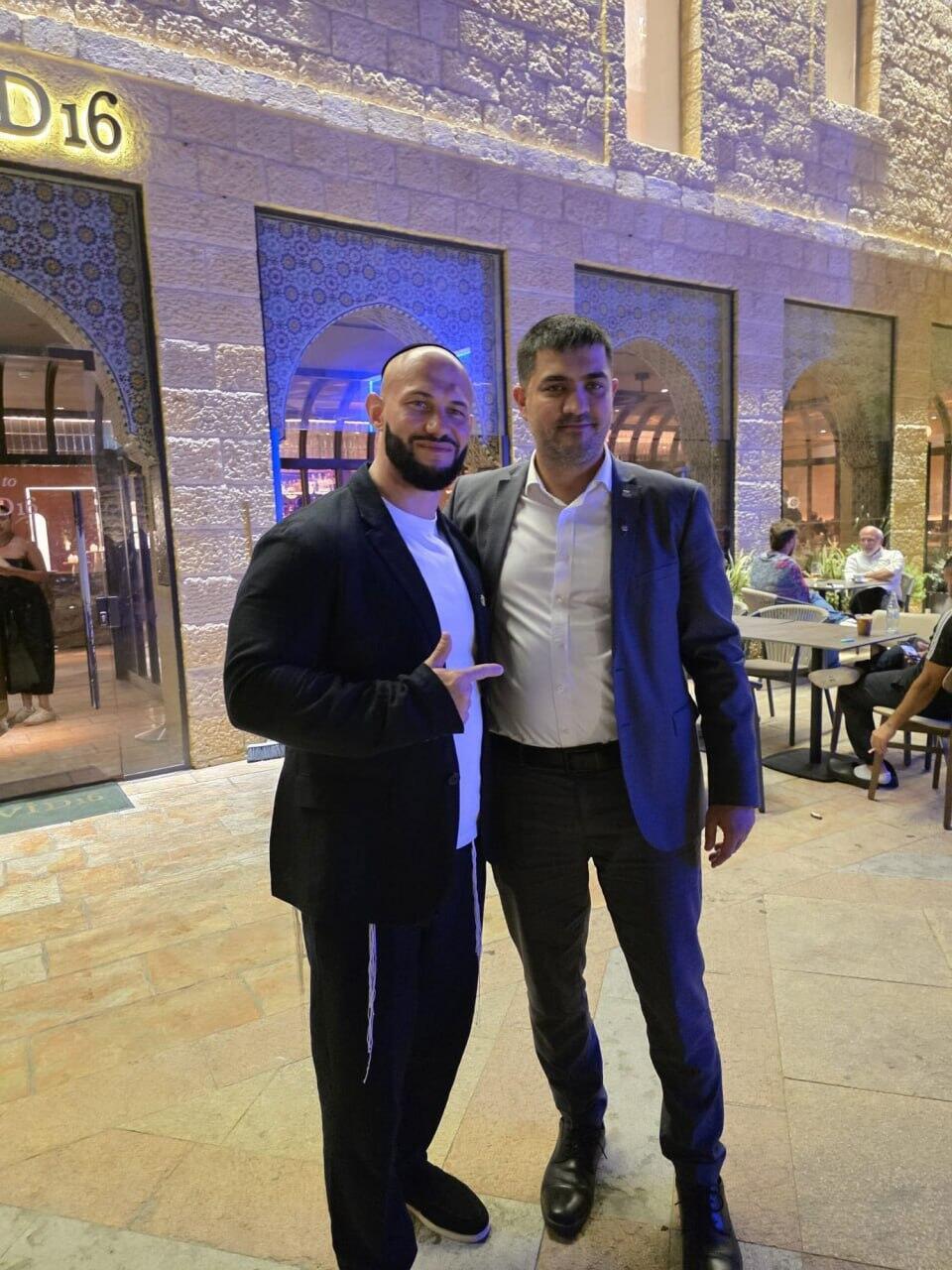 ג'יגאן (משמאל) עם מנכ"ל משרד התיירות מיכאל יצחקוב