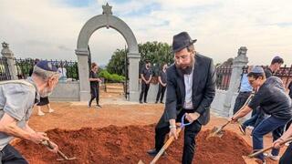 חופרים את הקבר הראשון בבית העלמין היהודי