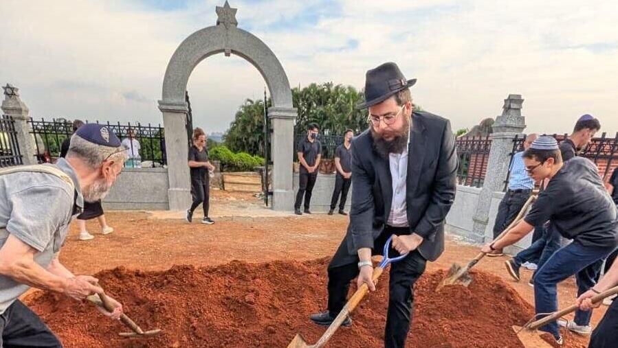 חופרים את הקבר הראשון בבית העלמין היהודי