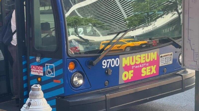 אוטובוס עם מודעה למוזיאון הסקס